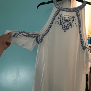 Super lightweight off the shoulder sundress!